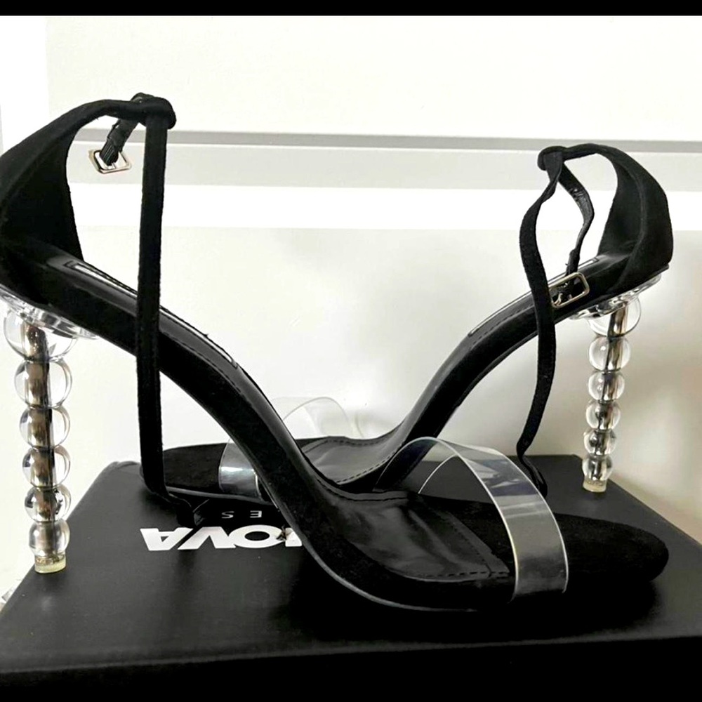 Fashion Nova Belong In A Gallery Heels
No longer on site
Worn twice
Size 11